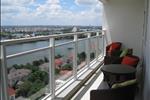 River Garden được bao bọc trong bầu không khí trong lành, khung cảnh dòng sông thơ mộn. Cư dân chỉ cần dạo bước ra ban công là có thể thấy được toàn cảnh thành phố bên kia sông.