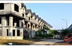 Dãy nhà liền kề gồm nhiều ngôi nhà thấp trong dự án Khu đô thị Nam An Khánh đã được thi công xong phần thô bên ngoài.