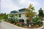 Các căn biệt thự đơn lập với diện tích từ 300 - 600 m2 với thiết kế mở, mang thiên nhiên tràn ngập trong ngôi nhà của bạn. Tầng 1 là nơi tiếp đãi bạn bè và tận hưởng những bữa cơm gia đình ấm cúng với phòng khách sang trọng, phòng bếp và phòng ăn hiện đại. Phòng ngủ chính và không gian sinh hoạt chung được bố trí ở tầng 2 mang tới cảm giác yên bình, thoải mái. 