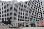 Nhìn từ xa, các tòa nhà tại Vinhomes Royal City giống như một tấm lưới trời bủa vây, ôm trọn trong lòng con người và các kiến trúc độc đáo khác.