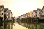 Thoát khỏi ấn tượng khô cứng của những con phố, các căn biệt thự tại đây gắn liền với màu xanh của cây cối và các hồ nước lớn, tạo nên một quần thể sinh thái đa dạng, hiền hòa, lãng mạn. 