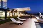Tại C.T Sphinx còn có 200 căn Villas cao cấp, các căn Villas được thiết kế rộng rãi, thoáng đãng, công năng hiện đại phối hợp với sự thư thái và có góc nhìn ra sân Golf. Mọi hoạt động chủ yếu diễn ra ở bên ngoài với khoảng sân xanh, những bộ ghế cùng một hồ bơi xanh mát.