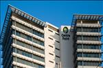 Centre Point được thiết kế theo tiêu chí tiết kiệm tối đa điện năng tiêu thụ, 80% diện tích tòa nhà tiếp nhận được ánh sáng tự nhiên và có thể giảm 20% lượng khí thải CO2 so với các tòa nhà có cùng diện tích.