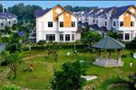 Khu biệt thự Thảo Nguyên Sài Gòn tọa lạc trên ngọn đồi thơ mộng và lộng gió, được bao bọc bởi hệ thống cây xanh rộng lớn, mang đến một không gian sống thoải mái cho cư dân.
