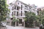Khuôn viên cây xanh rộng với đa dạng nhiều loại cây khác nhau, là nơi nghỉ ngơi của các cụ già và là nới vui chơi giải trí của các em nhỏ cũng như cư dân sinh sống tại đây.