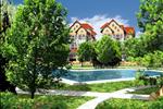 Các dãy nhà xây dựng trên một nền móng vững chắc và được sắp xếp hợp lý theo từng chức năng riêng biệt, luôn hướng ra sân vườn xung quanh để đón gió mát và ánh sáng tự nhiên.