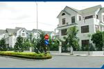 Dự án là quần thể biệt thự cao cấp sang trọng với kiến trúc đồng bộ, hiện đại được bao bọc xung quanh bởi dòng sông Ông Lớn hiền hòa, lãng mạn.