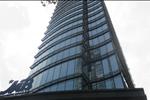 MB Sunny Tower sử dụng hệ thống kiếng cường lực bao quanh tòa nhà giúp bình ổn nhiệt độ nội khu và mang lại hướng nhìn đẹp cho các văn phòng trực thuộc.