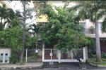 Khu biệt thự Mỹ Hảo gần như tách biệt hẳn với nhịp sống hối hả, xô bồ chốn thị thành, thay vào đó là một không gian nhiệt đới hoàn hảo với những bóng cây xanh mát, những cơn gió trong lành, yên ả.