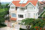 Công trình có hình thức kiến trúc mái dốc lợp ngói. Kiểu dáng cửa, sân vườn, tường rào được thiết kế theo từng cụm.