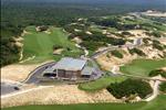 Trong khung cảnh biển một bên, sân Golf một bên thì Gallery Villas tại The Bluffs Hồ Tràm Strip được chủ đầu tư tỉ mỉ chăm chút, 59 căn biệt thự đẳng cấp được kiến tạo theo tiêu chuẩn kiến trúc cao, nằm trải dài trên những cồn cát ngoạn mục hướng ra biển Đông, tạo nên hình ảnh một thiên đường nghỉ dưỡng tươi mát và trong lành như chính khí hậu và cảnh quan nơi đây.