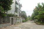 Khu biệt thự D5 Vườn Đào nằm trên đường Lạc Long Quân, phường Phú Thượng, quận Tây Hồ, Hà Nội. Đây là khu vực có dân trí cao, an ninh tốt, yên tĩnh, phù hợp với các hộ gia đình muốn tìm kiếm địa điểm nghỉ ngơi, thư giãn. Đa số các căn hộ đều được gia chủ lắp đặt hệ thống chuông cửa báo tự động, hệ thống camera giám sát nhằm đảm bảo an ninh, an toàn cho ngôi nhà.