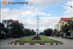 Khu đường giao thông được xây dựng và thiết kế đồng bộ với đường lát bê tông, ở giữa là thảm cỏ xanh vừa giúp tạo vẻ đẹp cảnh quan, vừa đóng vai trò làm vạch phân cách phân chia đồng đều diện tích hai làn đường đi lại.