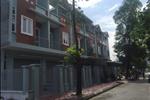 Căn nhà liền kề có chiều cao 3 tầng, được xây dựng kiên cố, hiện đại và có không gian thoáng mát, thuận tiện cho người dân di chuyển tới các cơ sở hạ tầng nằm xung quanh.