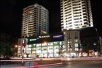 Toàn cảnh tòa nhà TD Plaza hải Phòng dưới ánh sáng lung linh của hệ thống đèn và trung tâm thương mại, toát lên vẻ hiện đại cho cả hai tòa nhá.