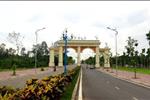 Cổng vào khu Đô Thị Sinh Thái Sông Hồng Nam Đầm Vạc được xây dựng rất lớn và bắc qua 4 làn đường rộng.