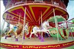 Trò chơi đu quay diệu kỳ hai tầng với thiết kế tráng lệ của ánh sáng và âm nhạc, mang đến những giây phút thư giãn tuyệt vời cho bạn và gia đình. 