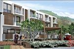 Những ngôi biệt thự ẩn mình dưới tán cây xanh thấp thoáng bên sườn núi, cùng những dãy nhà phố liên kế được thiết kế kiến trúc hiện đại với 2 mặt tiền độc đáo vừa thuận tiện cho các hoạt động kinh doanh của gia chủ và đắm mình cùng hoa cỏ thiên nhiên với không gian công viên xanh mát sau nhà, nơi bạn gặp gỡ người thân trong gia đình và giao lưu với cộng đồng.