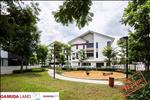 Với sân trước, vườn sau bao quanh ngôi nhà, mỗi căn biệt thự song lập Hoa Nhài SD44 mang đến sự ưu việt về giá trị sử dụng tôn lên không gian sống xanh. Đặc biệt, với giếng trời tọa lạc ngay giữa tòa nhà là điểm nhấn tinh tế trong tổng thể kiến trúc nhiên nhiên hòa quyện với không gian sống.