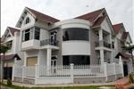 Xung quanh biệt thự có hành ra và các mảng xanh bao quanhgioongs như những ngôi biệt thự châu Âu lộng lẫy.