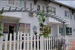 Với thiết kế nổi bật màu trắng, khối căn hộ DTA xen lẫn giữa những mảng cây xanh với không khí trong lành tràn đầy sức sống.