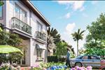 Căn biệt thự với vườn hoa bao quanh mang lại cảm giác yên bình thư thái.